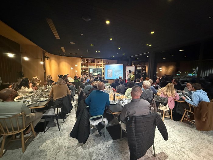 Handwerk mit Haltung – Rückblick und Aufbruch im Wipptal Menschen in einem Restaurant hören einer Präsentation auf einem Bildschirm zu