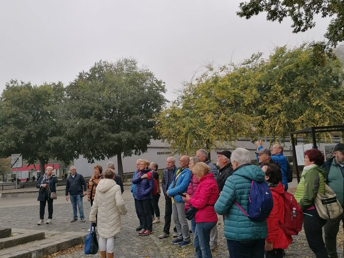 Auf Reisen: Althandwerker auf Flusskreuzfahrt Gruppe von älteren Menschen bei einer Stadtführung im Herbst