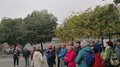 Auf Reisen: Althandwerker auf Flusskreuzfahrt Gruppe von älteren Menschen bei einer Stadtführung im Herbst