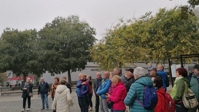 Auf Reisen: Althandwerker auf Flusskreuzfahrt Gruppe von älteren Menschen bei einer Stadtführung im Herbst