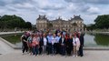lvh-Seniorinnen und Senioren auf Frühlingsreise: Paris, mon amour! Gruppenfoto vor einem großen historischen Gebäude und einem Teich im Park