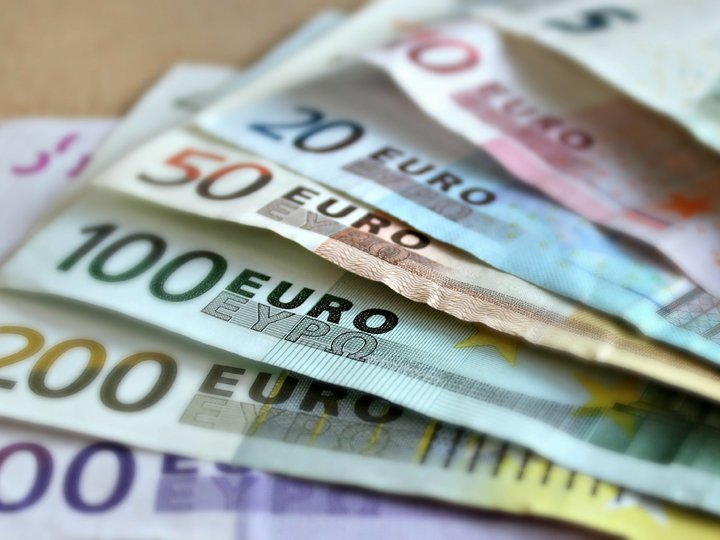 Appalti pubblici Primo piano di banconote euro di vari tagli