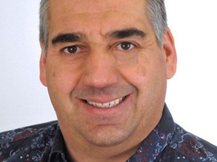 Mietwagenunternehmer beklagen nach wie vor Einbußen Porträt eines lächelnden Mannes mit grauem Haar und gemustertem Hemd