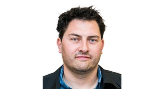 News Porträt eines Mannes mit dunklen Haaren vor weißem Hintergrund