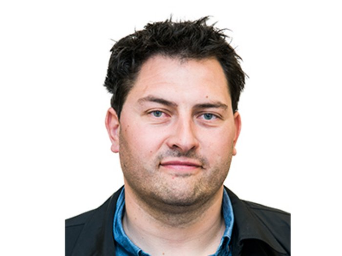 Drohen nach Corona die Legionellen? Porträt eines Mannes mit dunklen Haaren vor weißem Hintergrund