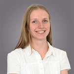 Das lvh-Team Porträt einer lächelnden Frau mit hellem Hemd vor grauem Hintergrund