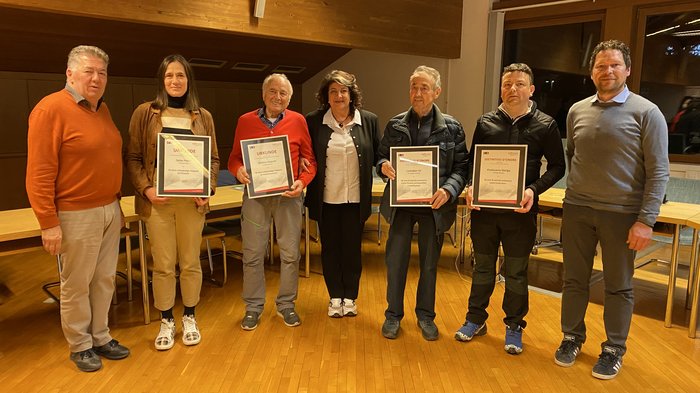 Uno sguardo ai successi e ai progetti futuri di Corvara Sette persone in una sala con certificati in mano