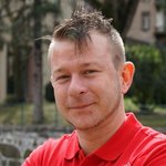 Burggrafenamt Porträt eines Mannes mit kurzen Haaren und rotem Poloshirt im Freien