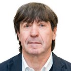 Elettromeccanici Ritratto di uomo di mezza età con capelli scuri e giacca blu su sfondo bianco