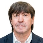 Elettromeccanici Ritratto di uomo di mezza età con capelli scuri e giacca blu su sfondo bianco