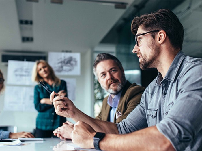Crowdfunding: Infoveranstaltung der Handelskammer und des lvh verzeichnet großen Erfolg Menschen in einem Büro bei einer Besprechung sitzen und diskutieren