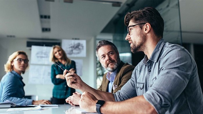 Crowdfunding: Infoveranstaltung der Handelskammer und des lvh verzeichnet großen Erfolg Menschen in einem Büro bei einer Besprechung sitzen und diskutieren