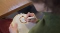 „Punch Needle“ Workshop an der VHS Südtirol: Kreativität und Tradition vereint Person beim Sticken mit Punch-Needle-Technik auf Stoff im Stickrahmen