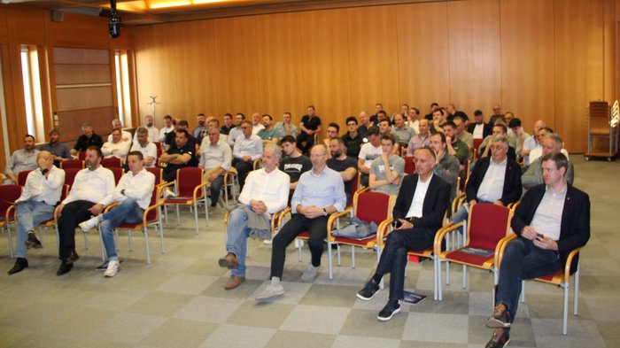 Assemblea annuale dei falegnami di lvh.apa: Focus su intelligenza artificiale e successo professionale Gruppo di uomini seduti in una sala conferenze che ascoltano attentamente
