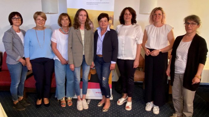 Neue Bezirksobfrau bei den Frauen im Handwerk Acht Frauen stehen vor einem LVH-APA Werbebanner in einem Innenraum