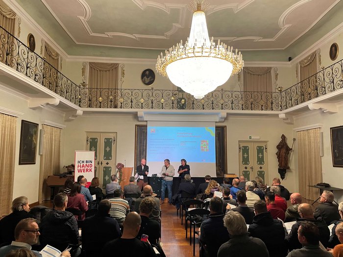 La nuova campagna d’immagine esalta i tratti distintivi dell'artigianato Conferenza in una sala storica con grande lampadario e numerosi partecipanti