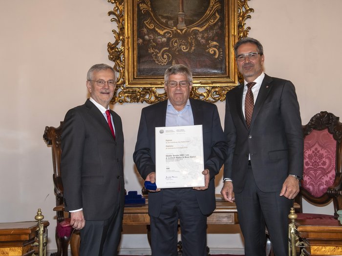 Südtiroler Wirtschaftspreis: Viel Ehre für das Handwerk Drei Männer in Anzügen bei einer Auszeichnungszeremonie mit Urkunde und Medaille