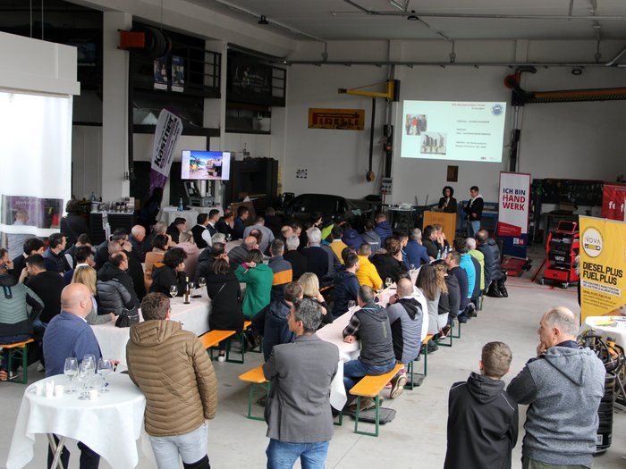 Gemeinsame Jahresversammlung stellt Digitalisierung und Zukunftsperspektiven in den Fokus Zahlreiche Personen hören in einer Werkstatt einem Vortrag zu