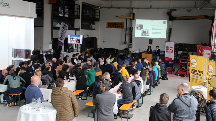 Gemeinsame Jahresversammlung stellt Digitalisierung und Zukunftsperspektiven in den Fokus Zahlreiche Personen hören in einer Werkstatt einem Vortrag zu