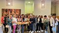 Frauenpower on Tour: Sommerausflug der „Frauen im Handwerk“ ins Fleimstal Große Gruppe Frauen bei Treffen in modernem Innenraum mit Getränken