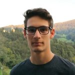 Burggrafenamt Porträt eines jungen Mannes mit Brille vor bewaldetem Hügel