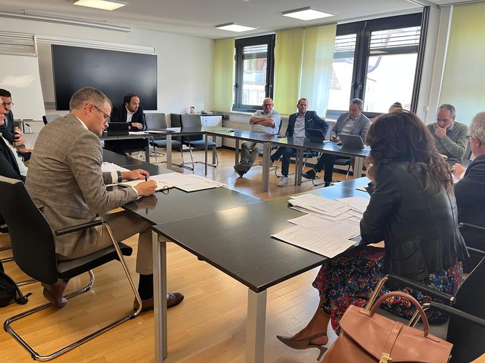 Integrazione salariale nei mesi invernali: è tempo di agire Persone sedute attorno a tavoli in una riunione in una sala conferenze