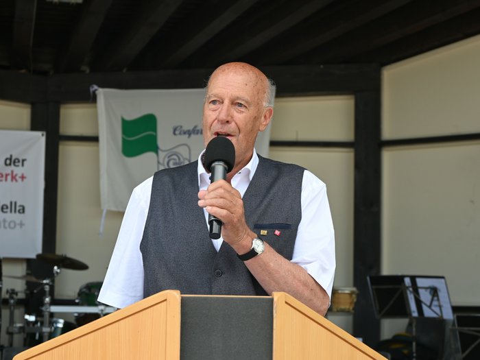 63° incontro del gruppo Generazione Artigianato+: una giornata ricca di ricordi, incontri e autentico spirito di comunità Uomo anziano parla al microfono da un podio