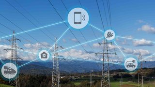 News Stromleitungen und Symbole für vernetzte Energieverbraucher in ländlicher Landschaft