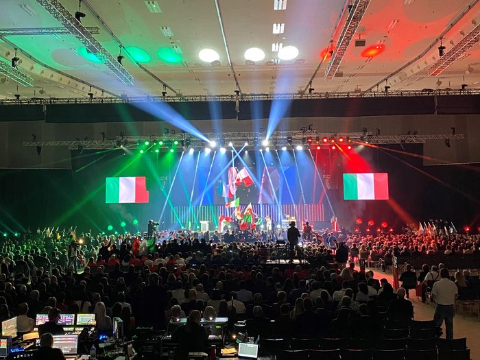 Der Countdown läuft: EuroSkills 2023 Konferenz mit italienischen Flaggen und bunten Bühnenlichtern vor großem Publikum