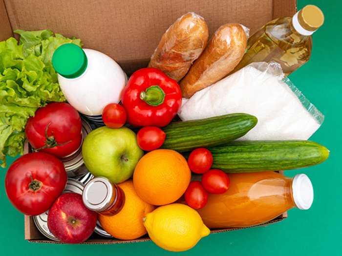 Corona: Zulieferer von Lebensmitteln vor dem Aus Karton mit verschiedenen frischen Lebensmitteln wie Gemüse, Obst, Brot und Getränken