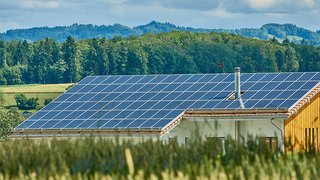 News Hausdach mit Solarpaneelen in ländlicher Umgebung