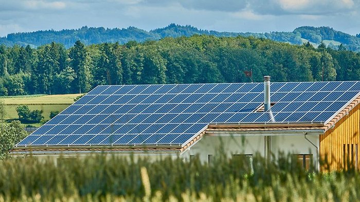 Energiespritze Superbonus Hausdach mit Solarpaneelen in ländlicher Umgebung