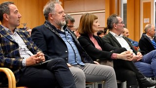 News Menschen in einem Saal sitzen aufmerksam bei einer Veranstaltung