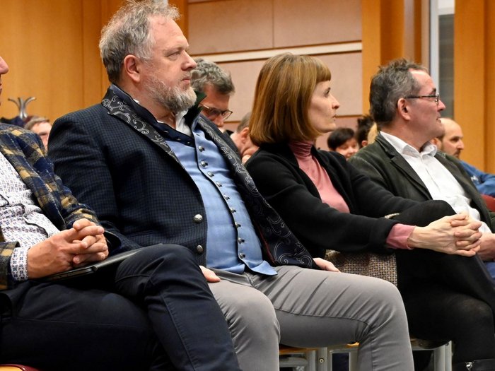 Auftakt zur Erneuerung der Berufsbilder Menschen in einem Saal sitzen aufmerksam bei einer Veranstaltung