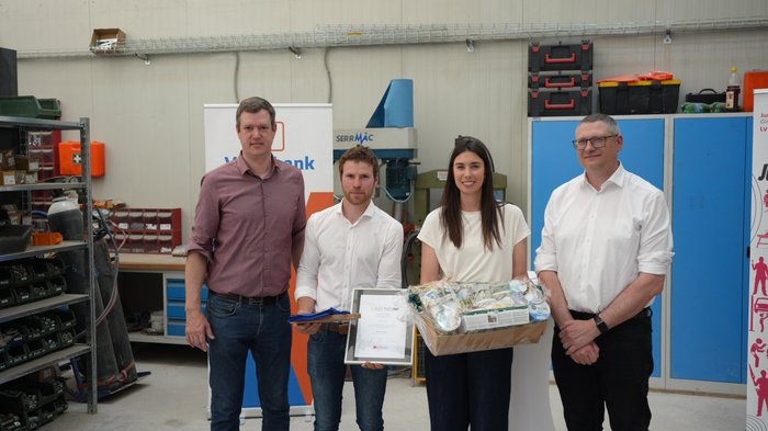 Junghandwerker/innen des Jahres gekürt Vier Personen in Werkstatt mit Urkunde und Geschenkkorb