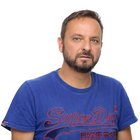 Scultori in legno Ritratto di uomo con maglietta blu Superdry su sfondo bianco