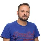 Holzbildhauer Porträt eines Mannes mit blauem Superdry-T-Shirt vor weißem Hintergrund