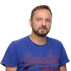 Holzbildhauer Porträt eines Mannes mit blauem Superdry-T-Shirt vor weißem Hintergrund