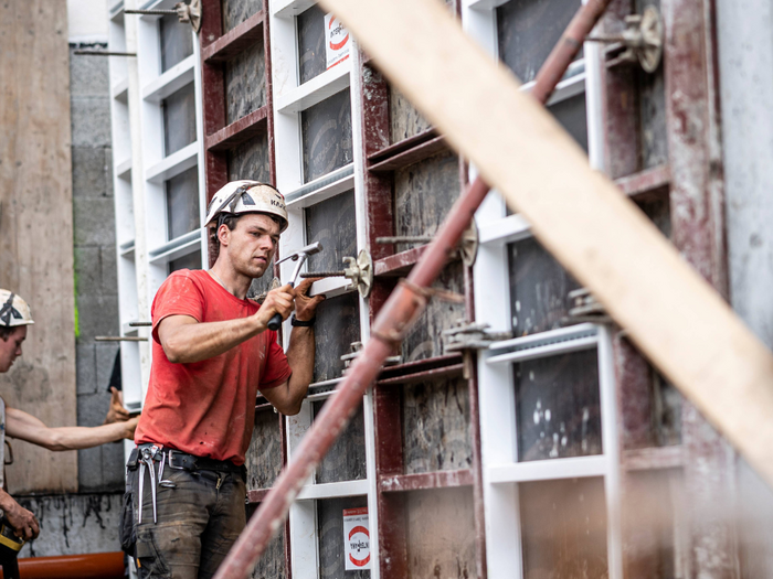 lvh: Öffentliche Investitionen stärken Handwerk und Wirtschaft Zwei Bauarbeiter mit Helmen arbeiten an einer Betonwand mit Werkzeugen
