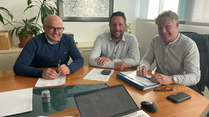 Rafforzare l'industria delle costruzioni attraverso la cooperazione: visita inaugurale del gruppo Edilizia di lvh.apa al Collegio dei Geometri Tre uomini seduti a un tavolo con documenti e laptop in ufficio