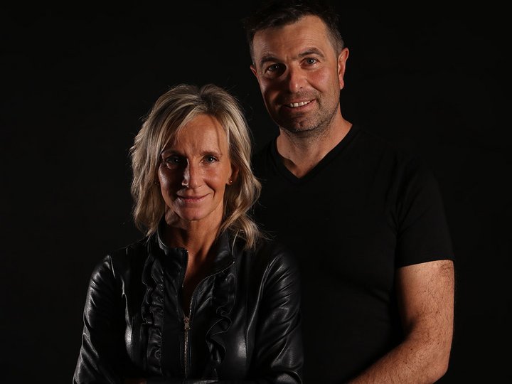 Manufaktur Gurg Ritratto di una coppia sorridente su sfondo nero