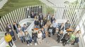 Südtiroler Delegation erkundete das Talentcenter in Graz Gruppenfoto von 27 Menschen in modernem Büro mit grünen Stufen und weißen Trennwänden