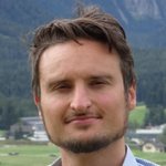 Oberpustertal Porträt eines Mannes vor Berglandschaft mit Häusern im Hintergund