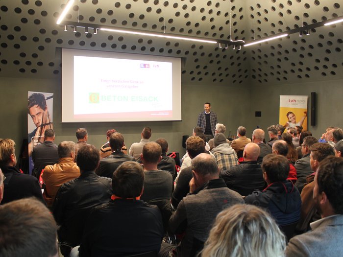 La rotta adeguata verso il futuro Uomo tiene una presentazione davanti a un pubblico in una sala conferenze moderna