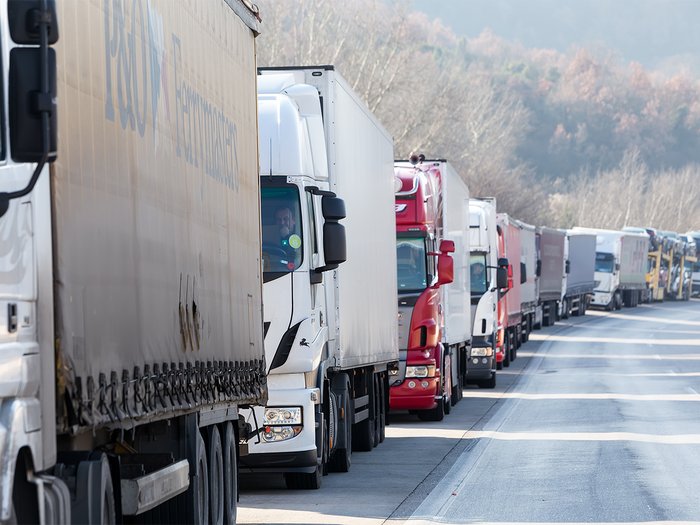 Bericht aus der Fahrerkabine: Wenn der Verkehr wieder steht LKW-Stau auf der Straße mit wartenden Lastwagen