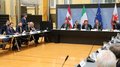 Brenner - Handelskammern von Bozen und Trient sowie die Transportverbände: Die Tiroler Fahrverbote sind längst überholt Politische Sitzung mit Teilnehmern und Flaggen von Südtirol, Italien, EU