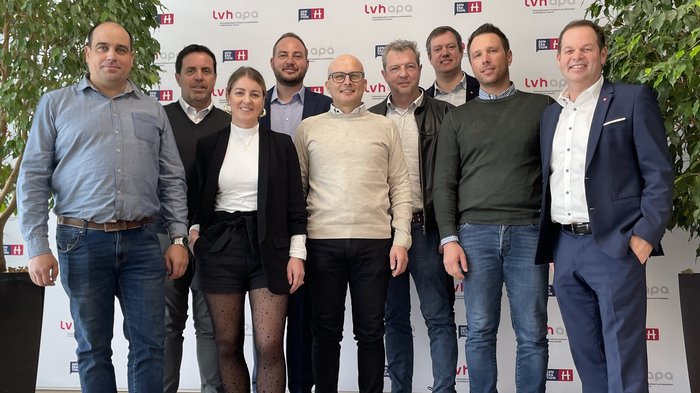 Tiefbau: Handwerksinnovation im Untergrund Gruppe von neun Personen vor lvh.apa und generation H Banner