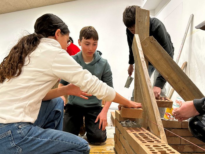 40 Betriebe, 100 Jugendliche, 15 Berufe Jugendliche lernen gemeinsam das Mauern mit Ziegelsteinen und Mörtel