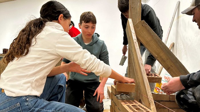 Starke Gemeinschaft, klare Perspektiven Jugendliche lernen gemeinsam das Mauern mit Ziegelsteinen und Mörtel