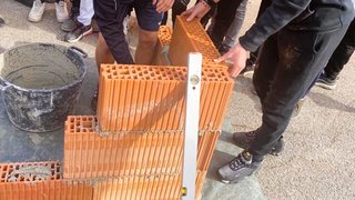 News Adolescenti costruiscono muro con mattoni usando una livella